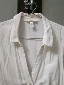 Chic Sleeveless White Button-Up Top