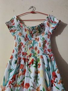 I'm selling a cute middi dress l