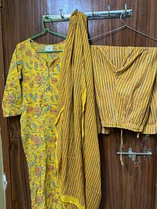 Kurta Set With Chunni
