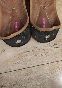 Embroidered Black Juttis