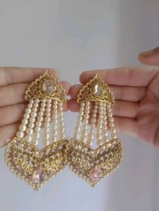 I am selling my beautiful earings with mangtikka s