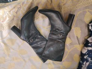 Chic Black Knee-High Boots