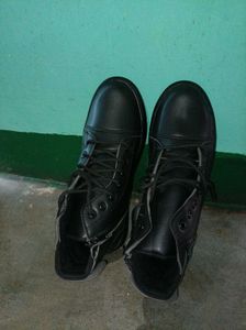 Black High-Top Fashion Sneakers