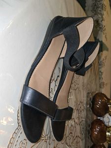 black flat heel sandals