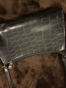 Chic Black Croc Embossed sling Bag