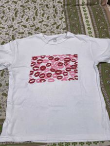 White oversize T-Shirt with Pink Lips Print