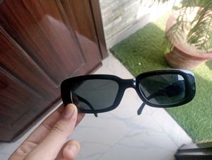 Chic Black Sunglasses