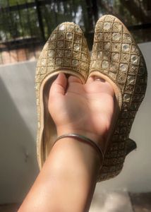 Embellished Gold Juttis