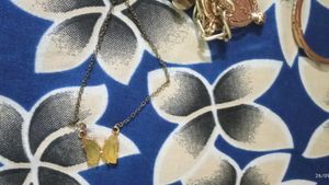 Chic Flower Pendant and Necklace