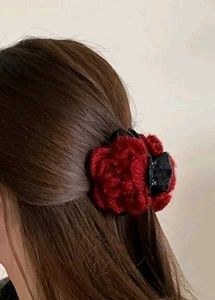 1 rose claw clip for 99 only 🌹