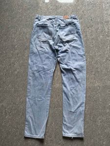 Light Wash Ripped Jeans
