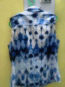 Sleeveless Blue Tie-Dye Button-Up Top