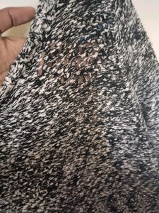GAP BLACK AND WHITE SWEATER