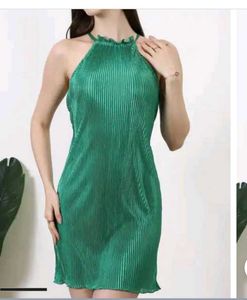S size Green Halter Neck Pleated Dress