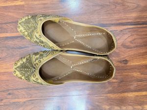 Embellished Ethnic Juttis for Women
