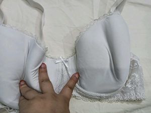 💛 White Lace Trim Padded Bra