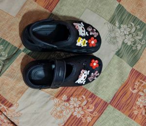 Cute Black Clogs with Charms 5 no.