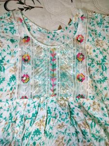 Beautiful Floral Print Kurta with Neck