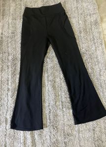 Black Flare Leggings with Pockets – High-Waist Str