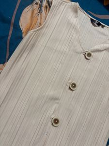 Sleeveless V-Neck Pleated Top