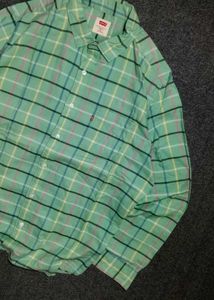 Levi's Plaid Button-Up Shirt