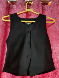 Black Sleeveless Buttoned crop top