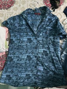 T-shirt blue