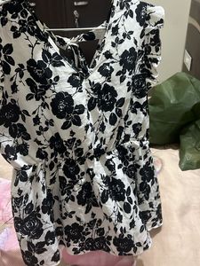 Chic Black &amp; White Floral Top