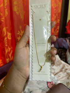 Elegant Gold Necklace with Pendant