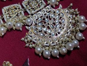 Exquisite Kundan &amp; Pearl Jewellery Set