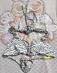 Black &amp; White Zigzag Print Bikini Top