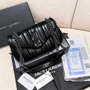 YSLsleek black shoulder bag features striking vert