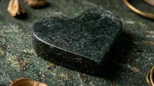 Polished heart-shaped green stone (marble finish)