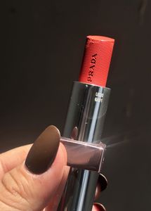 Prada light Glowing Lipcolor U020 Rosso