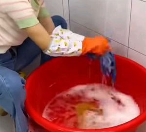 Extra long washing gloves