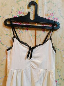 🇳🇿💫🎀Cute White Cami Top with Black Lace Trim