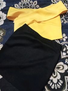 Black Mini Skirt Yallow Bow Top🌹