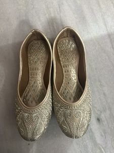 Elegant Golden Juttis