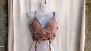 18410. Nude ruched top