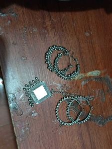 a mangtikka with 2 pair of earrings