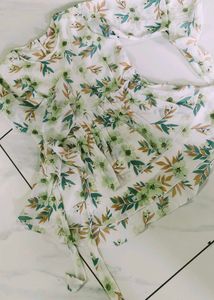 Floral Tie-Up Ruched Top 🌿🌼✨