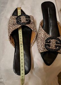 Stylish women's mules with buckle accent