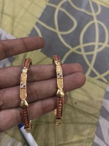gold-tone bangle/bracelet set with a delicate, tra
