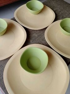 Tupperware Dinner Set
