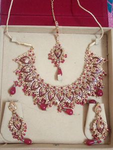 Nice neck piece with ear rings & Bindi.