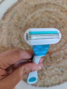 Venus Razor With Extra Handle