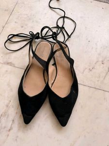 Chic Black Pointed Toe Lace-Up Flats