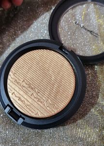 M.A.C Extra Dimension Skinfinish Highlighter