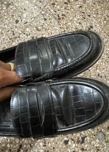 ZARA  100% leatherBlack Embossed Loafers