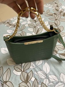 Chic Green Croc Embossed Chain Bag